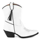 Bota de cuero negra con detalles en marrón, de estilo texano, con puntera afilada y bordados decorativos en el empeine. Presenta un tirador lateral con flecos y un ribete marrón en la parte superior.