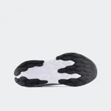 Championes de running New Balance Fresh Foam 680v8, color gris claro con detalles en gris oscuro y naranja. Presentan el logo "N" en color naranja y tecnología Fresh Foam en la entresuela.