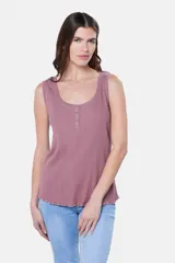 Musculosa lisa color lila en tela rib con botones a presión y corte relajado.