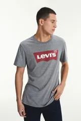 Remera gris de algodón y poliéster con logo Levi's rojo en el pecho.