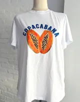 Remera blanca de manga larga con estampado de dos papayas cortadas y la palabra 'Copacabana' en azul.