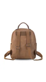 Mochila color caramelo de símil cuero, con dos bolsillos frontales con cierre y bolsillos laterales abiertos. Interior forrado con dos bolsillos con cierre y uno abierto. Tiene asa de mano y correas regulables.