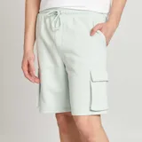 Short deportivo celeste con bolsillos laterales y traseros con cierre.