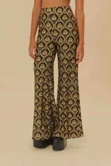 Pantalón acampanado negro con estampado floral dorado, de tiro alto y cintura elástica.
