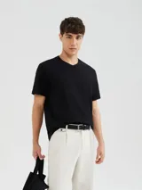Remera negra de corte clásico con cuello en V y mangas cortas.