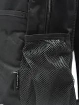 Mochila negra de poliéster con un compartimento principal grande con cierre, un compartimento frontal pequeño con cierre y un bolsillo lateral abierto con elástico.