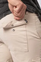 Bermuda cargo negra de gabardina con spandex, con bolsillos amplios con broche metálico, cintura con pasadores y etiqueta tejida VCP.