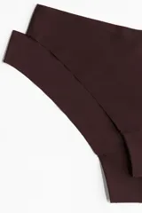 Pack de tres colaless color marrón de microfibra, tiro bajo con cintura en V, refuerzo interior y ribetes cortados por láser.