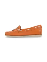 Mocasín color naranja de cuero texturizado, con costuras a la vista y lazo decorativo en la parte delantera.