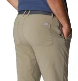 Pantalón de trekking color beige, con tecnología Omni-Shield de repelencia al agua y Omni-Shade de protección solar UPF 50. Cuenta con elástico parcial en la cintura, bolsillos para las manos, bolsillo de seguridad con cremallera y bolsillos traseros.