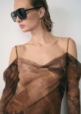Vestido marrón con estampado abstracto, tirantes finos, escote drapeado y bajo asimétrico.
