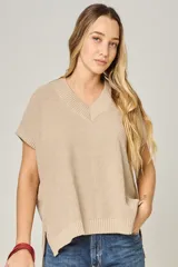 Remerón color chocolate con lurex, escote en V y mangas cortas.