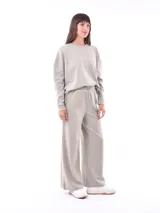 Pantalón negro de corte ancho y tiro alto, con cordón ajustable en la cintura.