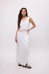 Musculosa celeste de algodón con escote en V y breteles finos.