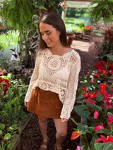 Minifalda marrón de cuero gamuzado con lazo en la cintura.