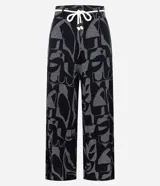 Pantalón recto acanalado confeccionado en viscosa con estampa abstracta, trabillas en la cintura y cinturón de cuerda.