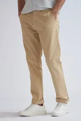 Pantalón chino color beige de corte recto con bolsillos laterales y traseros. Tobillos con dobladillo.