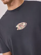 Remera blanca de algodón con estampa en la espalda con el logo de Rusty y la leyenda 'Since chasing surf records 1985'.