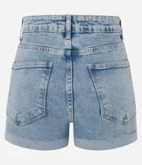 Short de jean azul oscuro, corte hot pants, tiro alto, con bolsillos delanteros y traseros, cierre con botón y cremallera, trabillas en la cintura y ruedo desflecado con dobladillo.