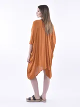 Vestido color naranja, corte irregular, con cuello en V y botones frontales.