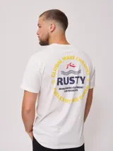 Remera negra de algodón con estampado en la espalda con el logo de Rusty y la frase "Global Wave Chasers".