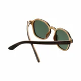 Lentes de sol con montura octogonal de madera color marrón oscuro y lentes verdes. Patillas de madera clara con el logo de la marca.