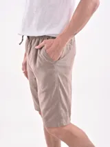 Bermuda de hombre color azul con cintura elastizada y cordón ajustable.