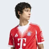 Camiseta de fútbol Adidas del FC Bayern Múnich, modelo Home 25/26. Diseño rojo y blanco con efecto distorsionado que revela la letra M. Cuenta con tejido transpirable AEROREADY y escudo del club bordado.