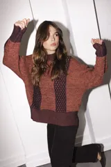 Sweater tejido con textura de trenzas y ochos, color marrón con detalles en gris.