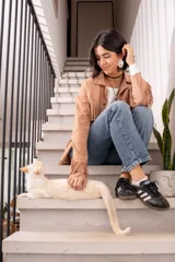 Pantalón de jean celeste con lavado gastado y tachas plateadas en los bolsillos delanteros.