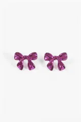 Caravanas en forma de moña color fucsia, confeccionadas en zinc.