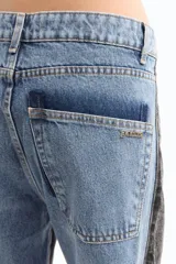 Pantalón de jean wide leg con diseño bicolor, con frente en denim celeste y laterales en denim gris oscuro.