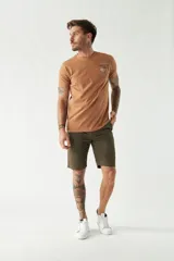 Remera gris de algodón con estampado pequeño en el pecho.