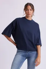 Remera de manga tres cuartos, color azul marino, con cuello alto tipo mock neck y corte holgado.