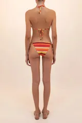 Top bikini triangulo con tirantes ajustables en cuello y espalda, adornado con aros dorados y beads metálicos.