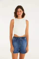 Top blanco de algodón acanalado, corte crop, con escote redondo, tirantes anchos y pespuntes verticales.