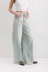 Pantalón de jean celeste de corte ancho con terminación desflecada.