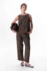 Pantalón de vestir azul con corte recto y bolsillos laterales.