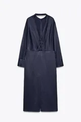 Vestido midi azul marino de viscosa y lino, con cuello redondo, manga larga con puños, abertura en la espalda y cierre frontal con botones.
