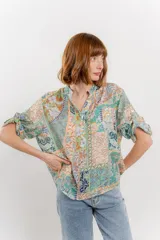 Blusa con estampado único, cuello mao, abertura frontal y mangas 3/4.