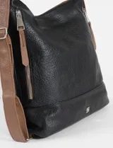 Cartera convertible en mochila color natural, con correa de hombro marrón y detalles de cierres metálicos.