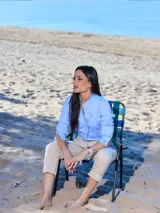 Camisa celeste de algodón con cuello mao y volados en el frente.