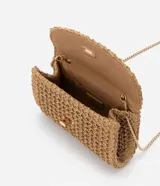 Cartera pequeña de rafia con textura de efecto paja, modelo transversal con asa de cadena metálica y cierre de locker metálico frontal.