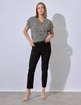 Pantalón recto negro en gabardina elastizada, marca Zac & Rachel. Pretina ancha con faja interna modeladora. Delantera con bolsillos simulados. Trasera con bolsillos ojal.