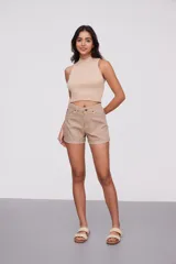 Short de jean color beige, de tiro alto y corte mini.