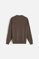 Jersey de hombre color beige, de cashmere, corte regular, cuello redondo y manga larga.