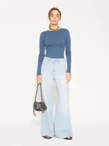Pantalón de jean celeste claro, de corte wide leg, con cinco bolsillos.