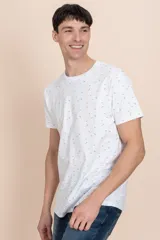 Remera blanca de manga corta con estampado de figuras geométricas en azul y naranja.