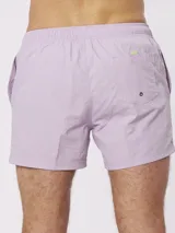 Short de baño color amarillo pastel con cintura elástica y cordón ajustable.