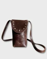 Cartera porta celular roja charolada con correa larga y tapa con broche a presión decorada con tachas plateadas.